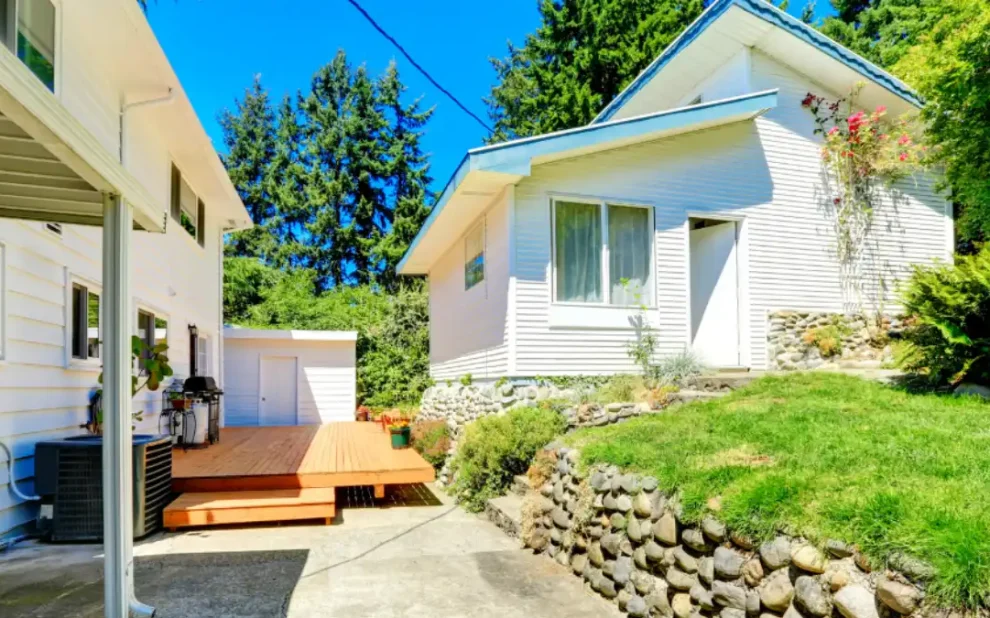 in-law suite next to a big house