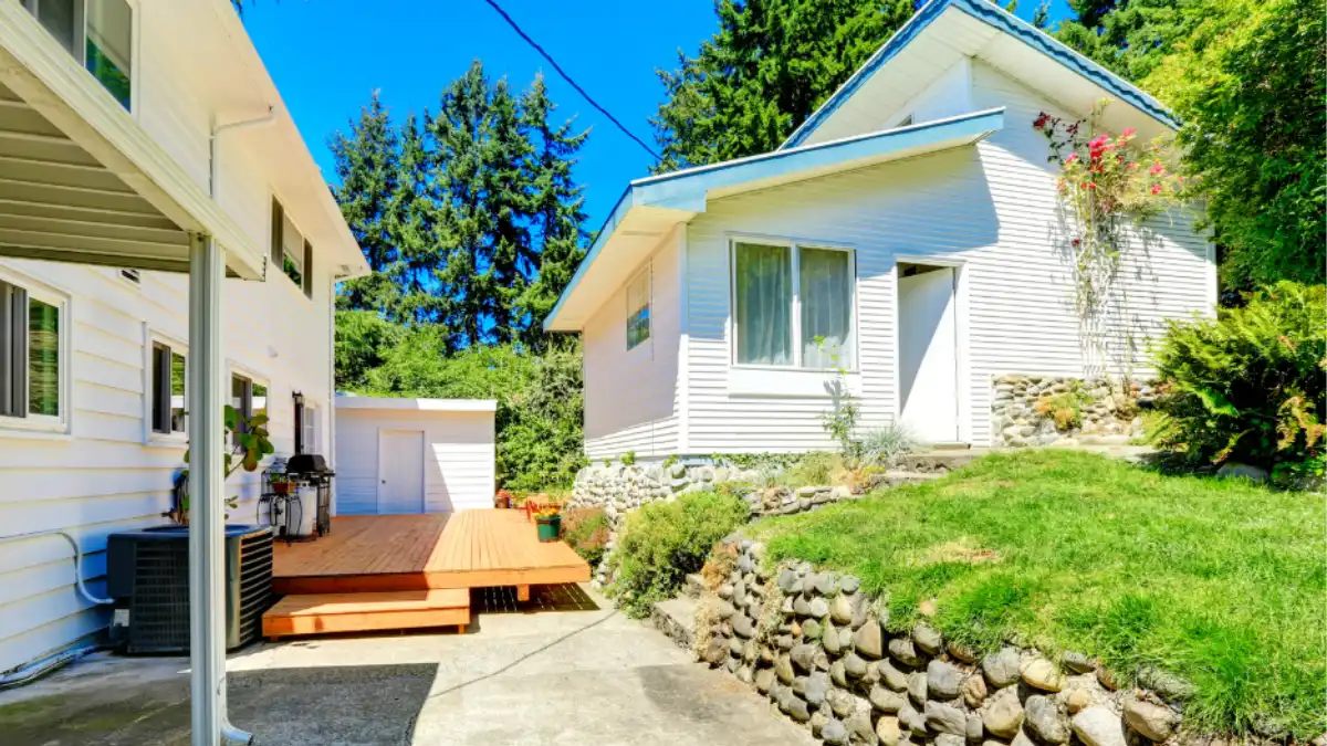 in-law-suite-1 in-law suite next to a big house