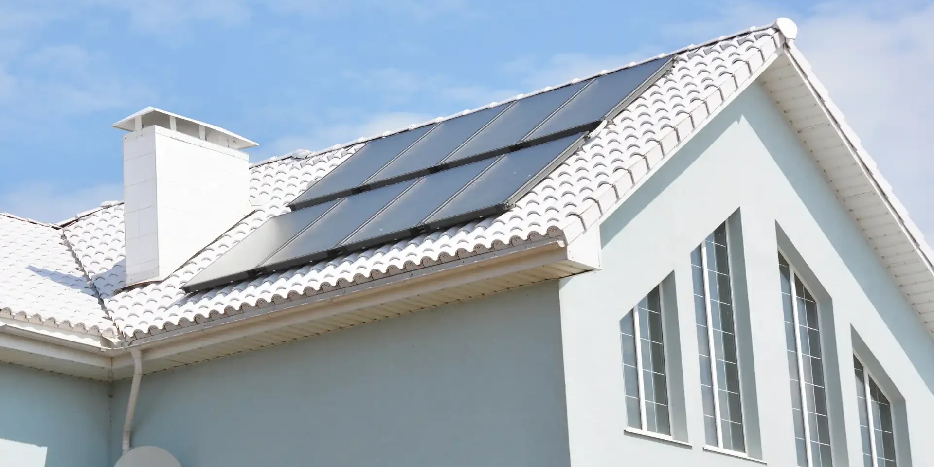 energy-efficient-homes-renovate-1 an energy efficient house with solar panels on the roof