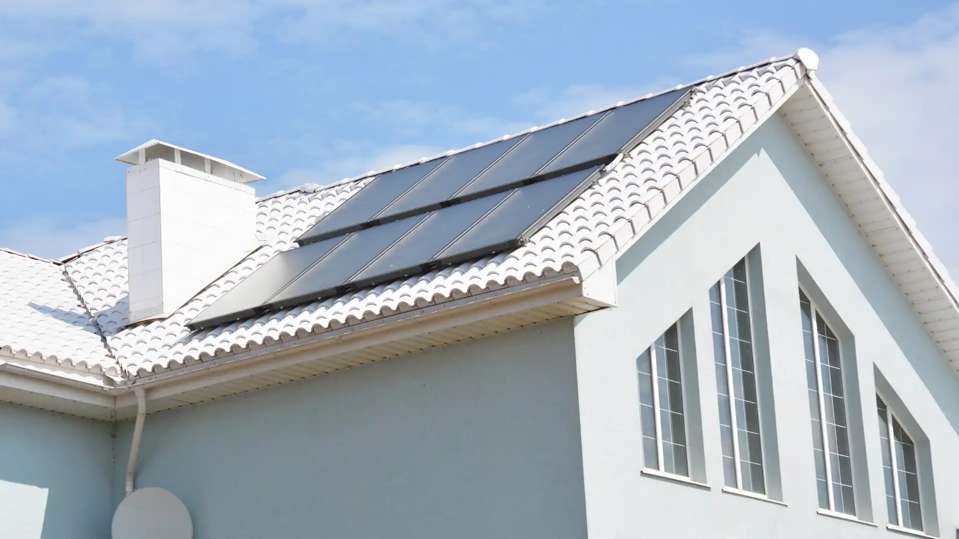 energy-efficient-homes-renovate-1 an energy efficient house with solar panels on the roof