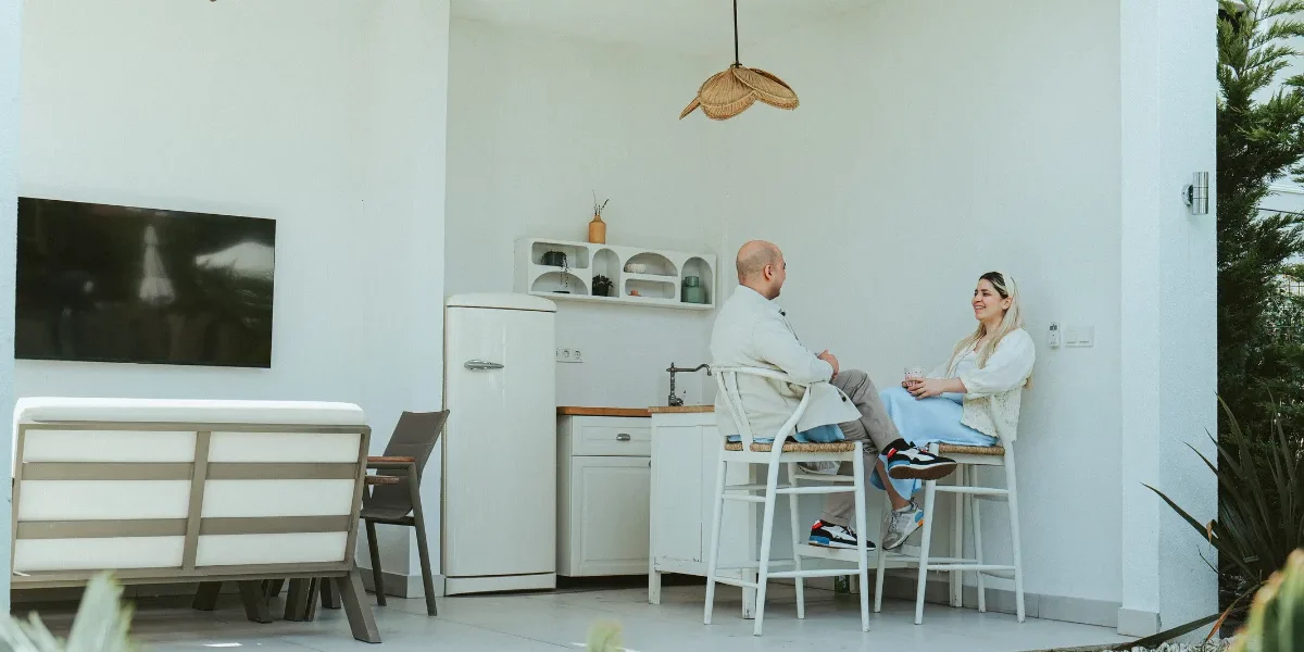Blog – Template (1200 x 700 px) Couple taliking and sitting on their outdoor kitchen